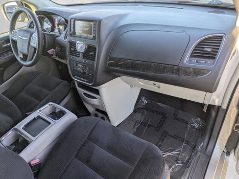 Used 2014 Chrysler Town & Country Touring image 23