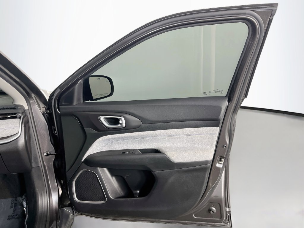 Used 2022 Jeep Compass Latitude FWD image 34