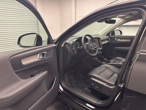 Used 2023 Volvo XC40 B5 Core image 5