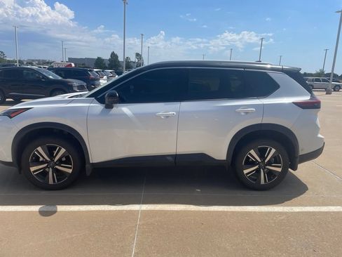 Used 2025 Nissan Rogue SL FWD image 2
