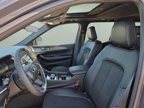 Used 2025 Jeep Grand Cherokee Altitude image 13