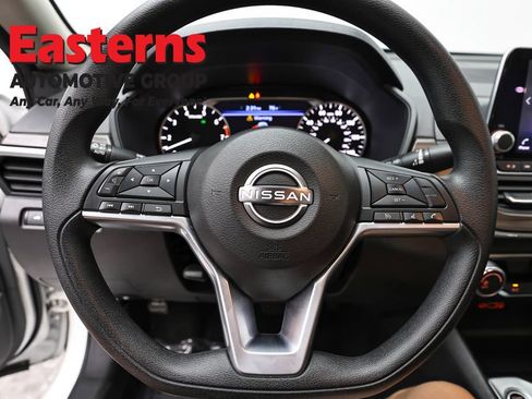 Used 2025 Nissan Altima 2.5 SV FWD image 10