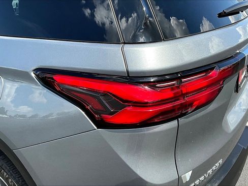 Used 2023 Chevrolet Traverse LT FWD image 23