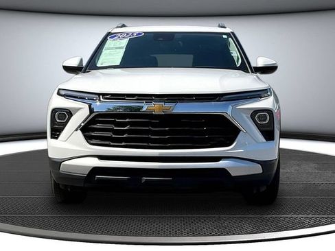 Used 2025 Chevrolet TrailBlazer LT FWD image 2