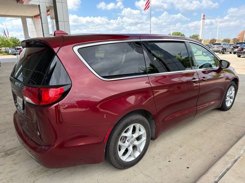 Used 2018 Chrysler Pacifica Touring Plus w/ Tire & Wheel Group FWD image 15