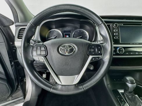 Used 2017 Toyota Highlander XLE AWD/4WD image 11