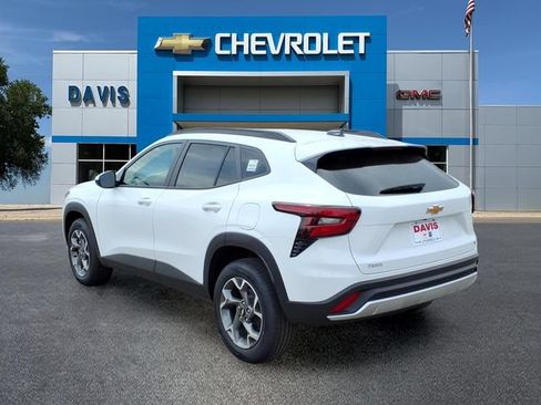 New 2026 Chevrolet Trax LT w/ LT Convenience Package FWD image 5