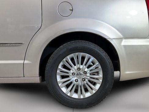 Used 2015 Chrysler Town & Country Limited Platinum FWD image 37