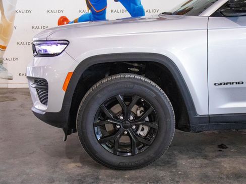 Used 2025 Jeep Grand Cherokee Altitude AWD/4WD image 15