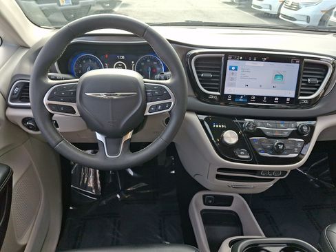 Used 2024 Chrysler Pacifica Touring-L FWD image 10