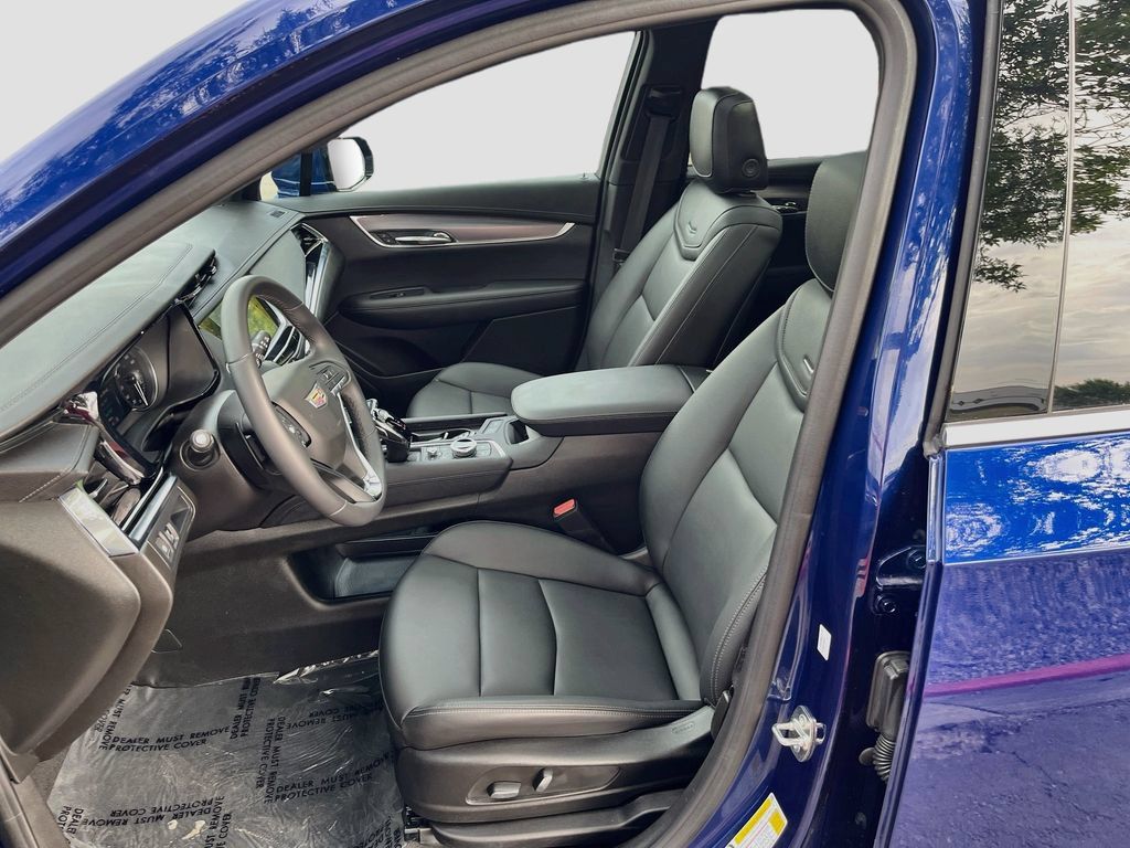Used 2025 Cadillac XT6 Luxury w/ LPO, Floor Liner Package AWD/4WD image 21