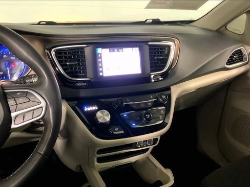 Used 2022 Chrysler Voyager LX FWD image 6