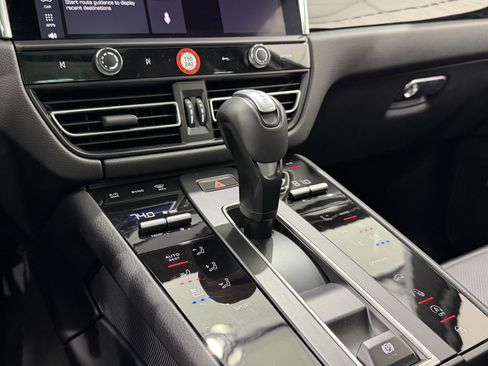 Certified 2025 Porsche Macan image 37