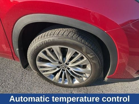 Used 2025 Toyota Highlander Platinum image 13