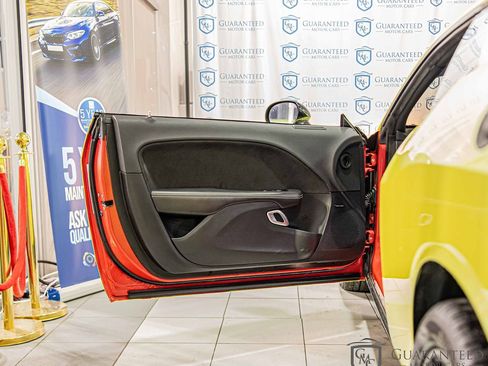 Used 2015 Dodge Challenger SRT image 29