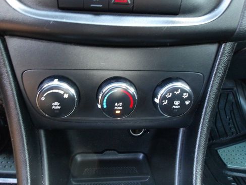 Used 2013 Dodge Avenger SE image 13