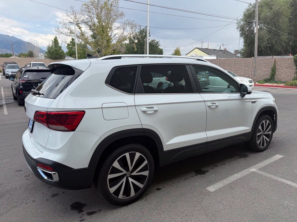 Used 2022 Volkswagen Taos SE w/ IQ.Drive SE Package FWD image 5