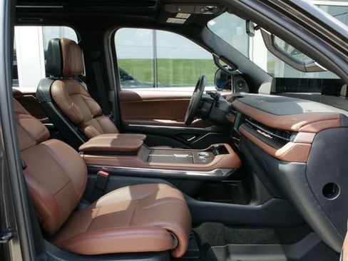 Used 2025 Lincoln Navigator Reserve AWD/4WD image 42