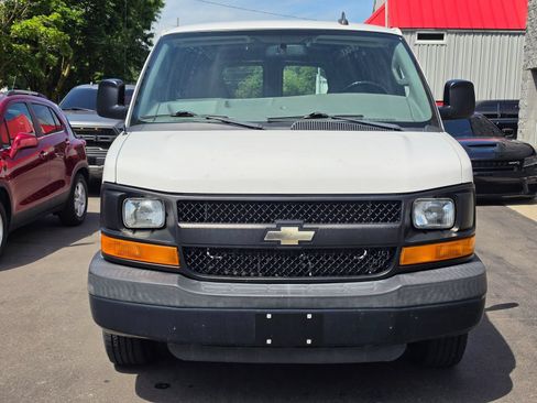 Used 2016 Chevrolet Express 2500 RWD image 2