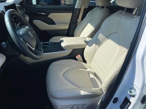 Used 2024 Toyota Highlander XLE AWD/4WD image 30