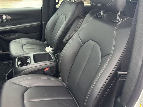 Used 2026 Chrysler Voyager LX image 13