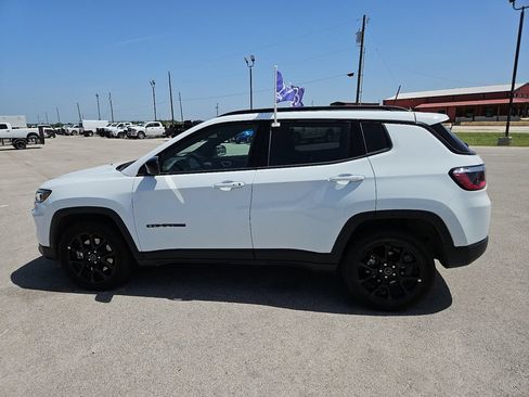 Used 2026 Jeep Compass Latitude AWD/4WD image 3