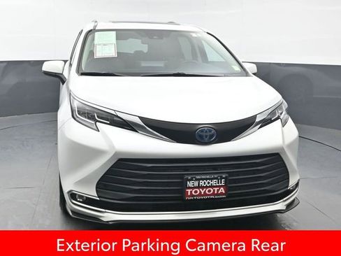 Used 2022 Toyota Sienna XLE image 10