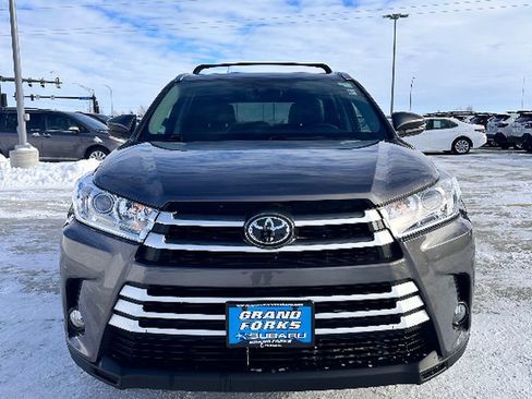 Used 2017 Toyota Highlander XLE image 3