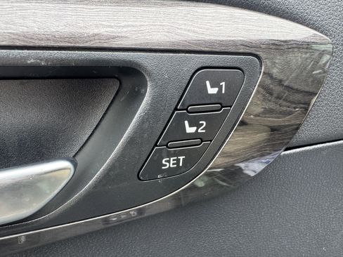 Used 2023 Toyota Highlander Limited image 10