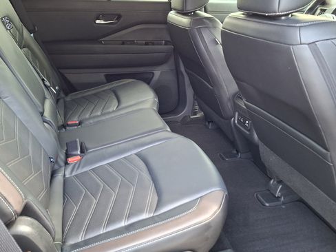 Used 2023 Nissan Pathfinder Platinum w/ Lighting Package (N93) FWD image 23