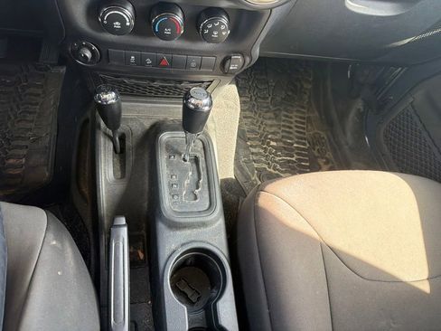 Used 2018 Jeep Wrangler Unlimited Sahara w/ Connectivity Group AWD/4WD image 16