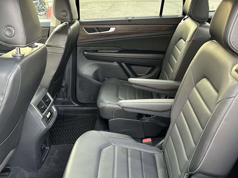 Used 2024 Volkswagen Atlas SEL AWD/4WD image 14