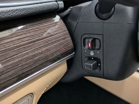 Used 2024 Mercedes-Benz GLS 450 4MATIC image 9