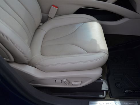 Used 2017 Lincoln MKX Reserve w/ Lincoln MKX Climate Package image 36