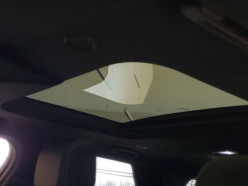 Used 2025 Land Rover Discovery Dynamic SE image 9