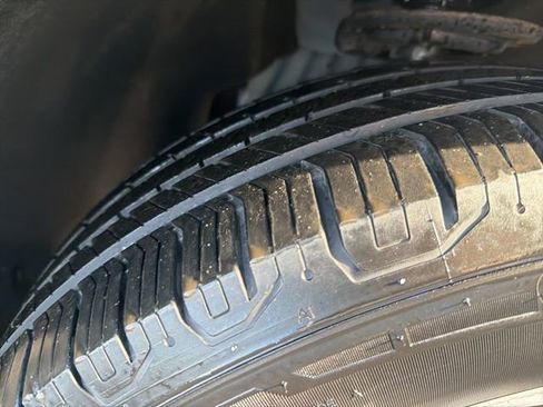 Used 2022 Ford Explorer XLT image 12