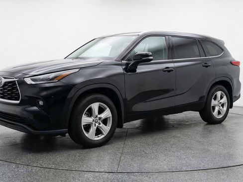 Used 2025 Toyota Highlander LE image 3