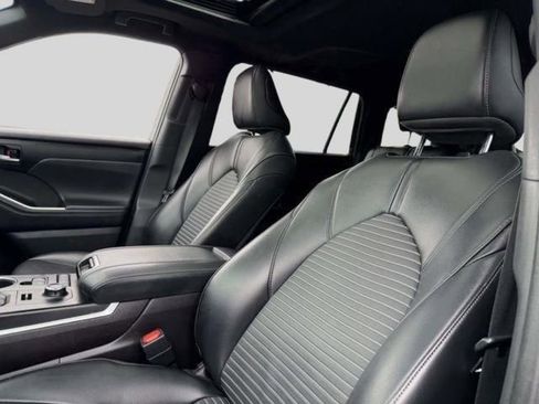 Used 2021 Toyota Highlander XSE AWD/4WD image 14