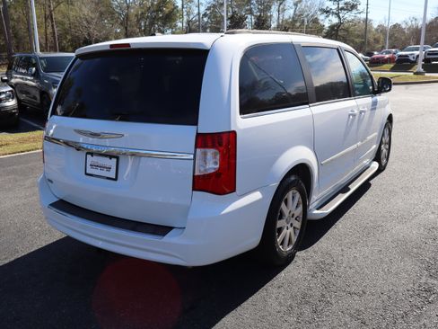 Used 2014 Chrysler Town & Country Touring image 3