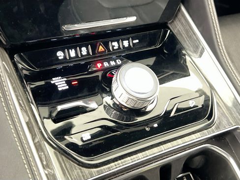 Used 2022 Jeep Wagoneer Series III w/ Premium Group I image 17