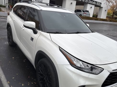 Used 2020 Toyota Highlander XLE image 3