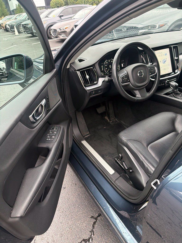 Used 2019 Volvo V60 T6 Momentum AWD/4WD image 10