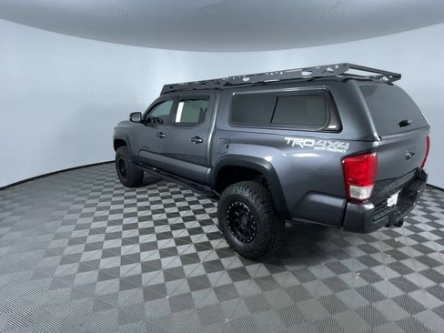Used 2017 Toyota Tacoma TRD Off-Road AWD/4WD image 7