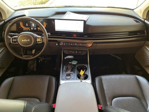 Used 2025 Kia Carnival image 17
