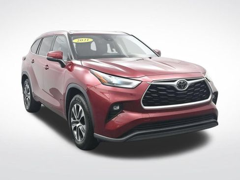 Used 2021 Toyota Highlander XLE FWD image 3