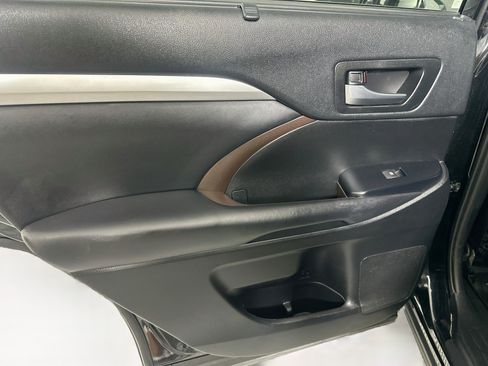 Used 2019 Toyota Highlander XLE FWD image 24