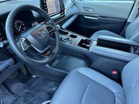 Used 2024 Toyota Sienna XLE w/ XLE Plus Package FWD image 12