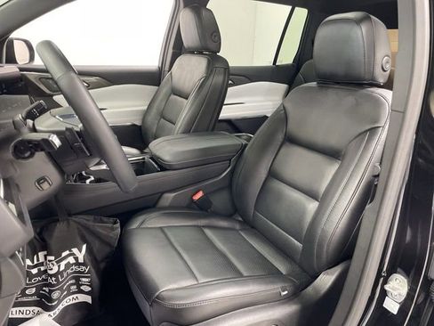 Used 2025 Chevrolet Traverse High Country image 11