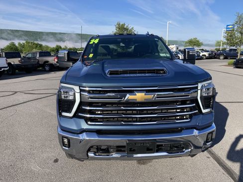 Used 2024 Chevrolet Silverado 3500 LTZ AWD/4WD image 2