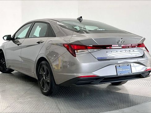 Certified 2021 Hyundai Elantra SEL FWD image 12